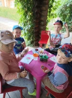 Вот мы взяли краски в руки Вот мы взяли краски в руки.